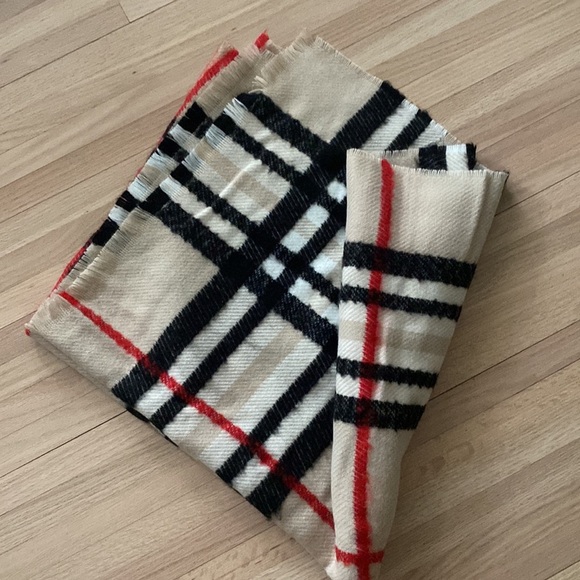 Gorgeous Warm Blanket Scarf Wrap - Picture 2 of 5